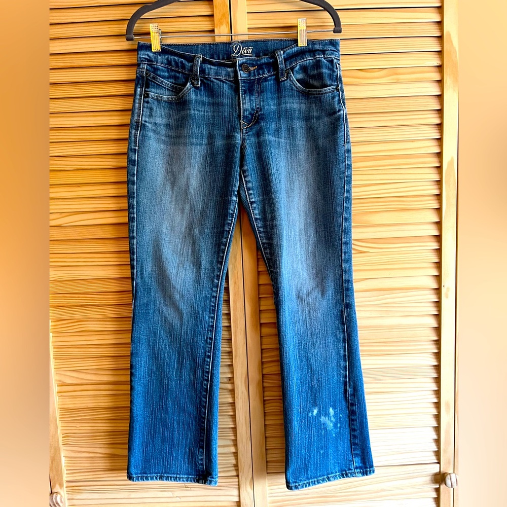 ✌🏼Old Navy Diva Jeans Size 6 Short Perfectly Distressed Straight Leg Boho Style